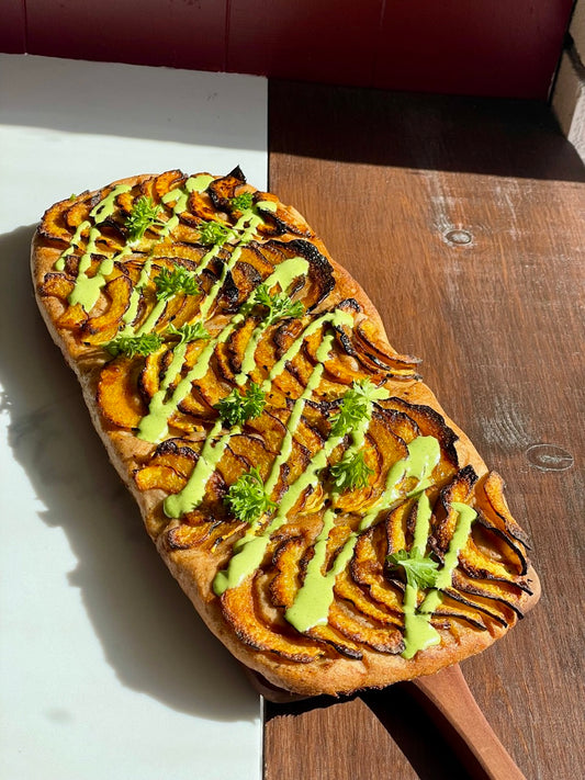 PAIN DU MOIS: Pain plat à la courge delicata et sauce tahini